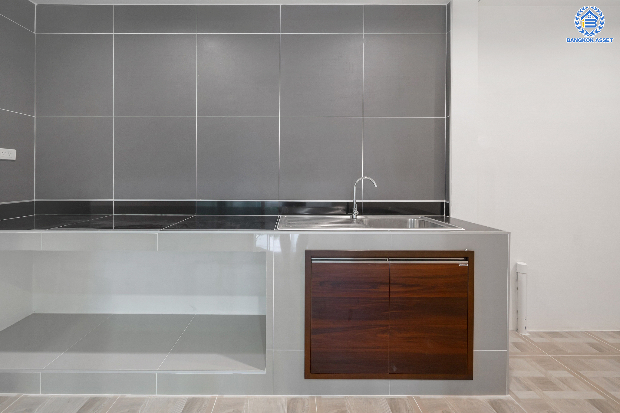 บ้านมือสองตกแต่งใหม่ ม.ดิเอมเมอรัลด์พาร์ค2 บางกรวย-ไทรน้อย เนื้อที่ 58.9 ตร.ว. ฟังก์ชัน 5 ห้องนอน 3 ห้องน้ำ 1 ห้องอเนกประสงค์ 2 ที่จอดรถ บนทำเลศักยภาพ เชื่อมสู่ถนนชัยพฤกษ์ เพียง 5 นาที ใกล้เซ็นทรัลเวสต์เกต และรถไฟฟ้าสายสีม่วง "สถานีบางพลู"...